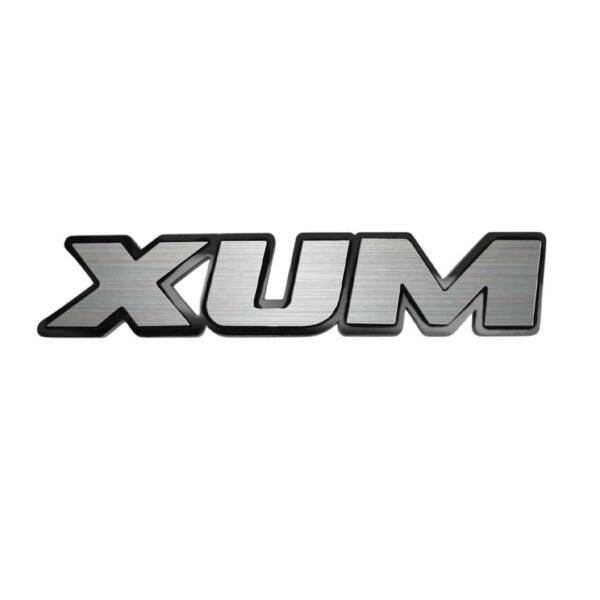 آرم XUM نقره ای