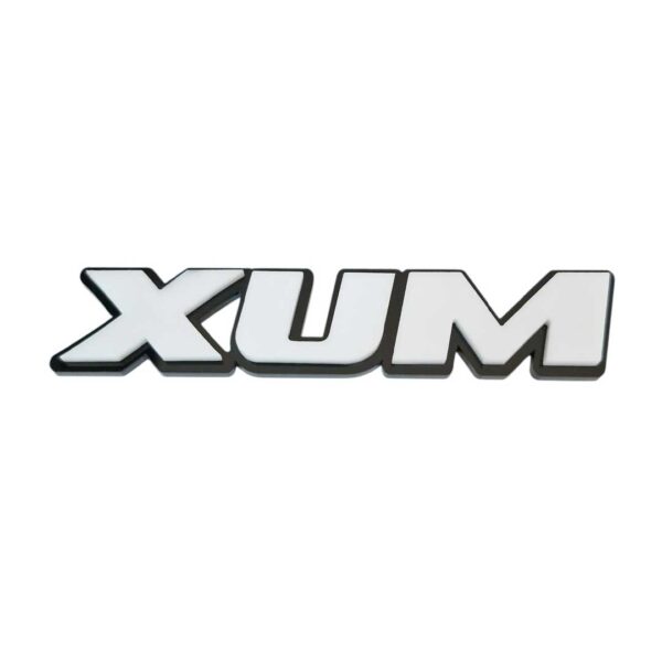 آرم XUM سفید